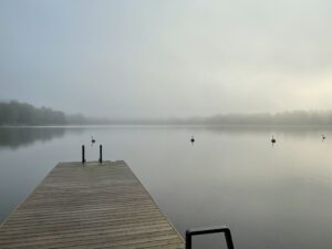 sumuinen aamu järvellä
